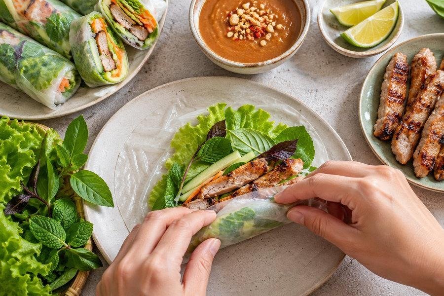 Отели Нячанга и местная кухня: приготовление рулетика nem nướng со свининой и зеленью